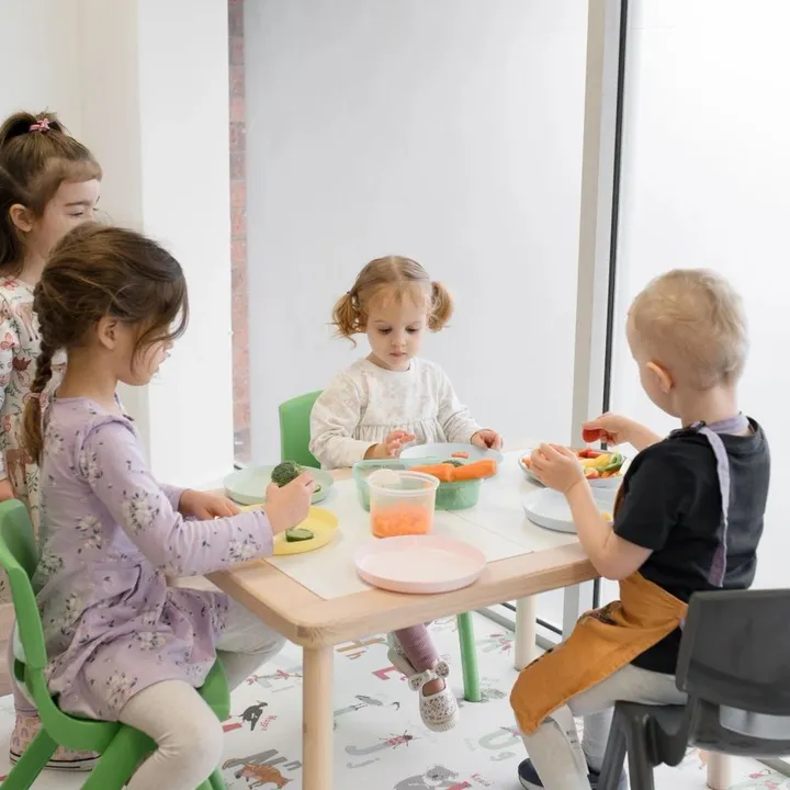 Children sharing a mealtime activity with their therapist at the Ashgrove clinic